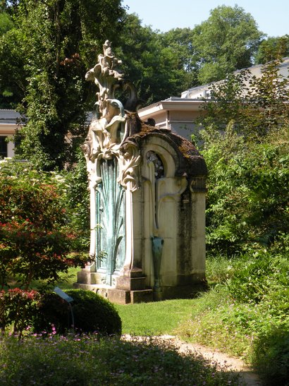 dans le parc du musée sur l'Art Nouveau